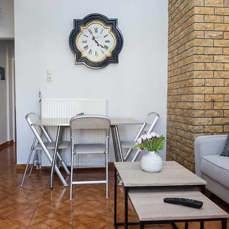 Central 2 Bd Apt With Balcony By Monastiraki