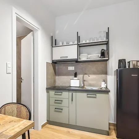 Apartment Limehome Solonos Center