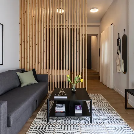 Elliot Petralona, Athens