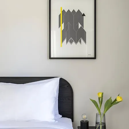 Elliot Petralona, Apartment *