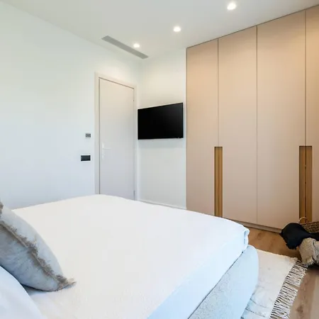 2-bd Luxury Apt. Sea View Balcony Near The *