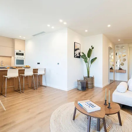 Apartment 2-bd Luxury Apt. Sea View Balcony Near The