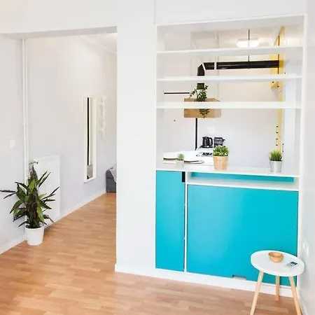 Fully Renovated, Modern Beauty In Athens!
