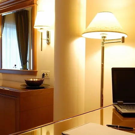 Atrium & Jacuzzi Hotel
