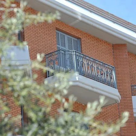 Atrium & Jacuzzi Hotel