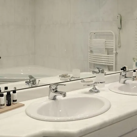 Atrium & Jacuzzi Athen