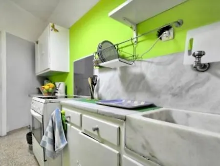 Colorful Urban Bed & Breakfast *