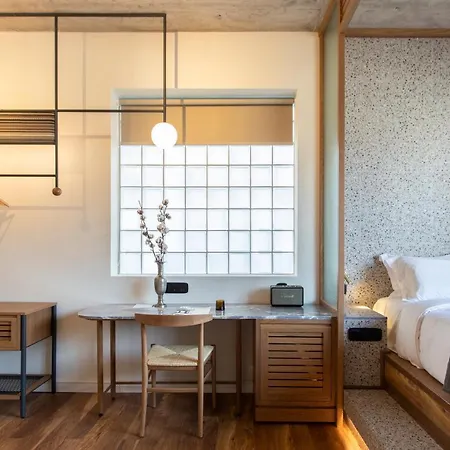 מלון Ergon House 4*