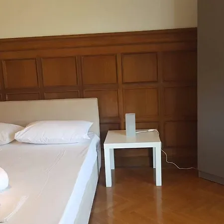 Violet Errathens - Center, 7 Bd, 3 Bath Appartamento