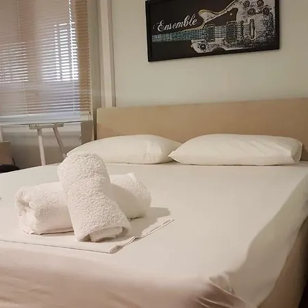 Violet Errathens - Center, 7 Bd, 3 Bath Atene