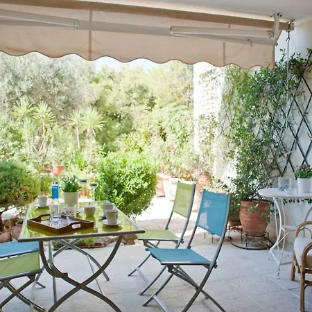 Comfortable Garden Near Vouliagmeni Apartment Athens