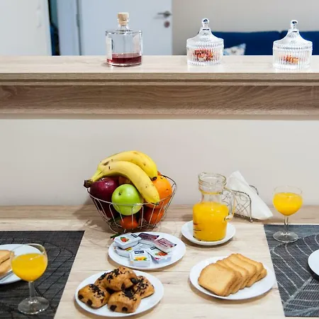 Comfortable With Breakfast In Apartment Athens