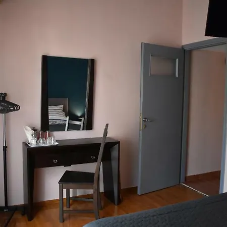 Habitación en casa particular Katzen By The Metro *