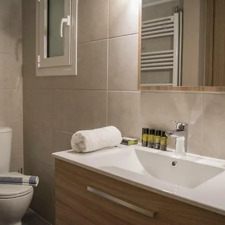 Apartment Chic And Minimal Close To Thissio Metro Athens