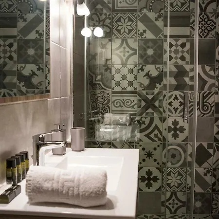 Apartment Chic And Minimal Close To Thissio Metro Athens