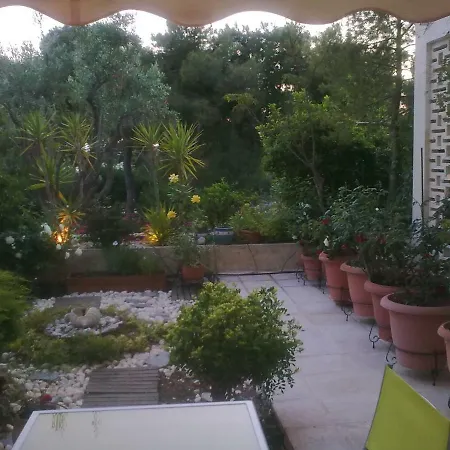 Comfortable Garden Near Vouliagmeni *