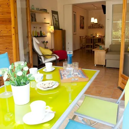 Comfortable Garden Near Vouliagmeni Apartment *
