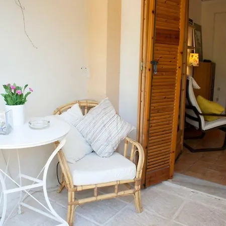 Comfortable Garden Near Vouliagmeni *