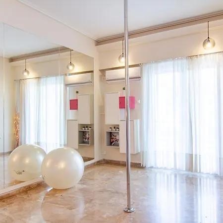 Διαμέρισμα Godiva Plays - Stylish Aerialist's Concept Flat + Pole