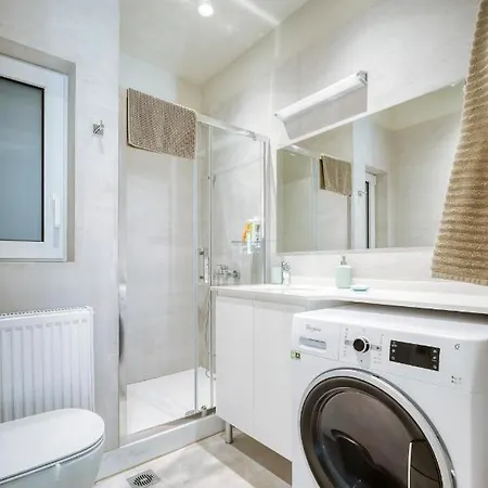 Lovely Sunlit 2 Bedroom 2 Bathroom Apartment *