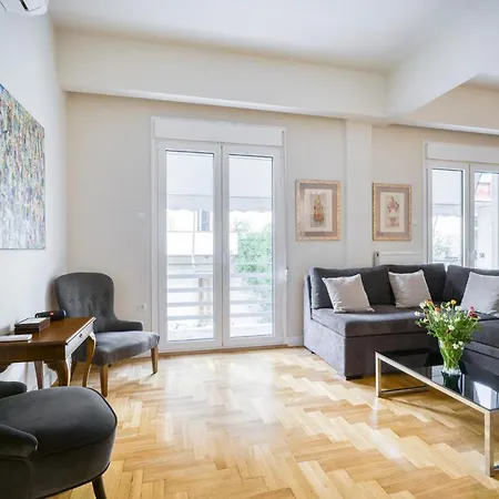 Lovely Sunlit 2 Bedroom 2 Bathroom Apartment *