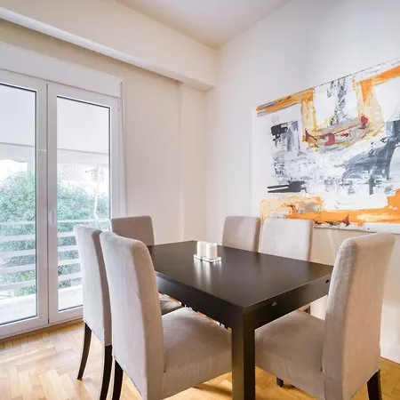 Lovely Sunlit 2 Bedroom 2 Bathroom Apartment *