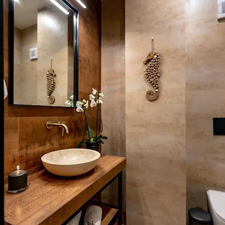 Triple A - Prime Location - Between Monastiraki & Syntagma Square-free Parking!