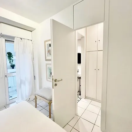 Apartment Vouliagmeni's Secret Garden Near The Sea *