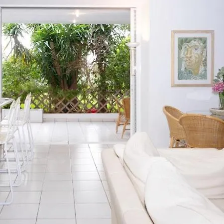 Vouliagmeni's Secret Garden Near The Sea Athens