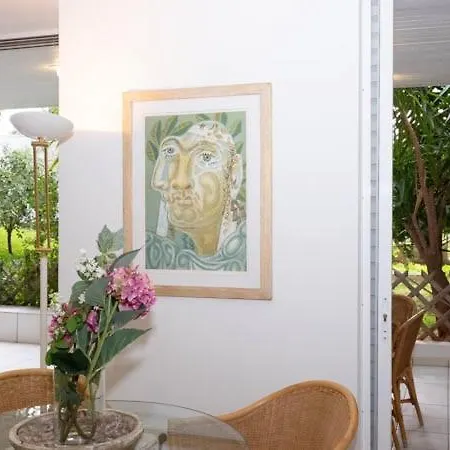 Vouliagmeni's Secret Garden Near The Sea *