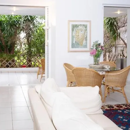 Vouliagmeni's Secret Garden Near The Sea *