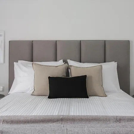 Stellar 3br With Balcony By Upstreet Apartment *