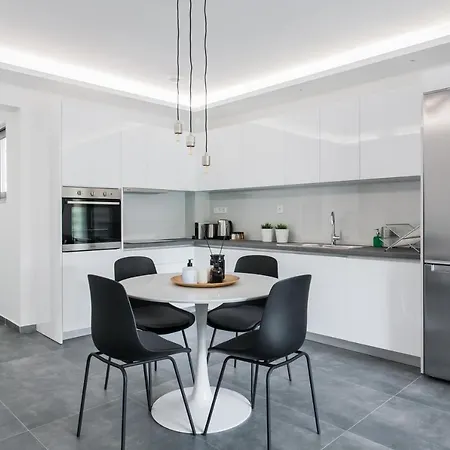 Stellar 3br With Balcony By Upstreet Apartment *