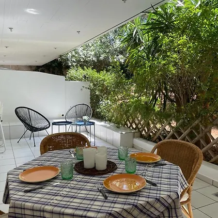 Vouliagmeni's Secret Garden Near The Sea Apartment