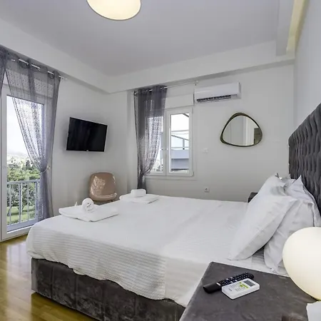 Lush Sapphire Steps From Acropolis & Plaka! * Athens