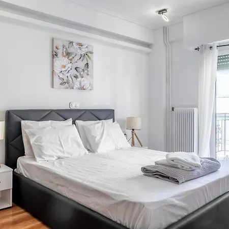 Lovely 2 Bedroom In Excellent Location *