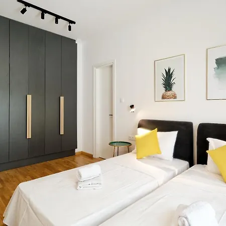 Elegant Big In Center With Balcony Lägenhet