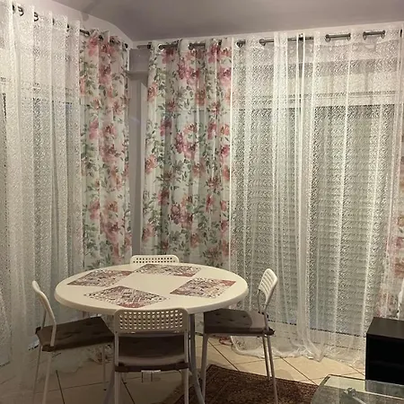 Awesome 3' From Metro Apartment