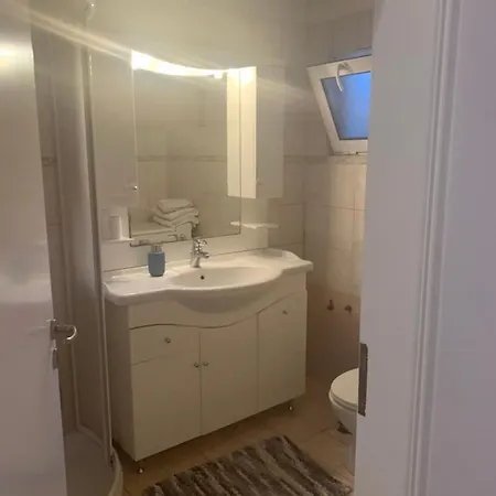 Awesome 3' From Metro Apartment *