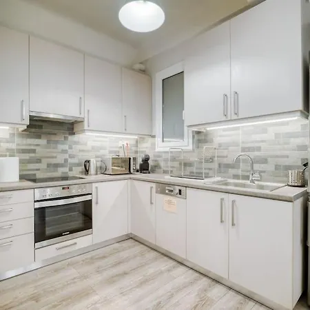 Charming Contemporary 2 Bedroom *
