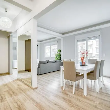 Charming Contemporary 2 Bedroom Apartment *