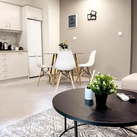 Metro Chic Haven: Modernized Urban Near The Tram Athènes