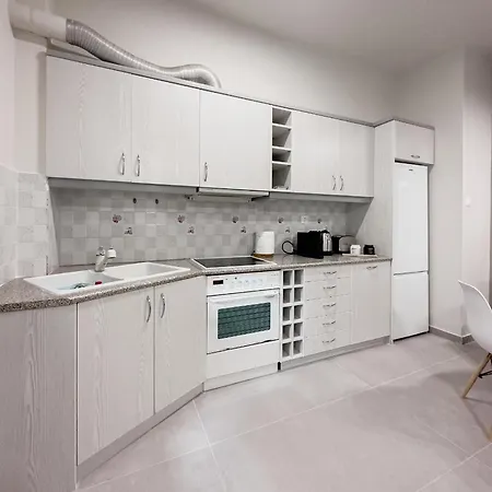 Metro Chic Haven: Modernized Urban Near The Tram Appartement