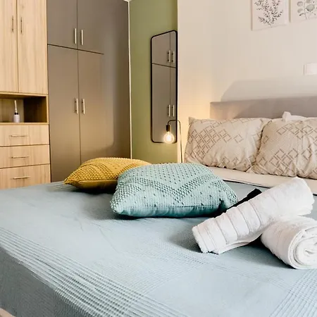 Metro Chic Haven: Modernized Urban Near The Tram *