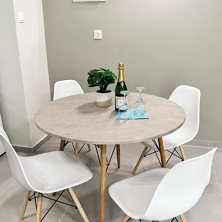 Metro Chic Haven: Modernized Urban Near The Tram * Athènes