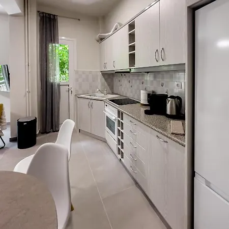 Metro Chic Haven: Modernized Urban Near The Tram Appartement *