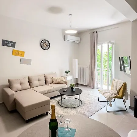 Metro Chic Haven: Modernized Urban Near The Tram *