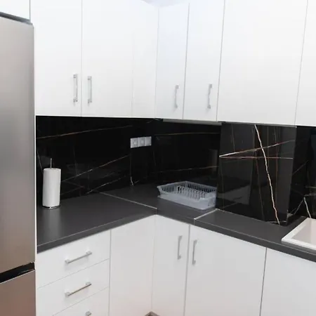 Renovated Spacious Flat 7min To Subway Station- *