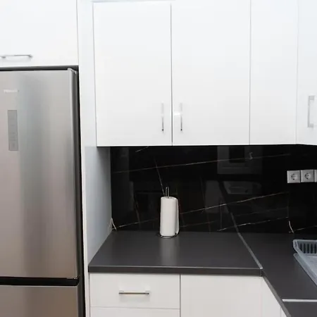 Apartment Renovated Spacious Flat 7min To Subway Station- *