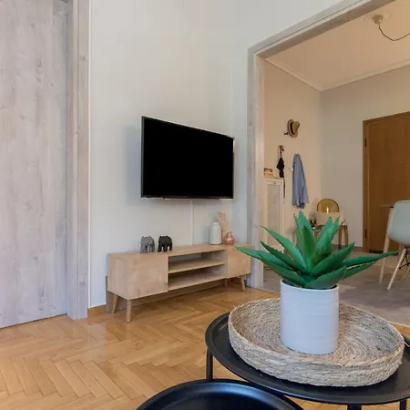 Spacious 2 Bedroom In Koukaki Apartment